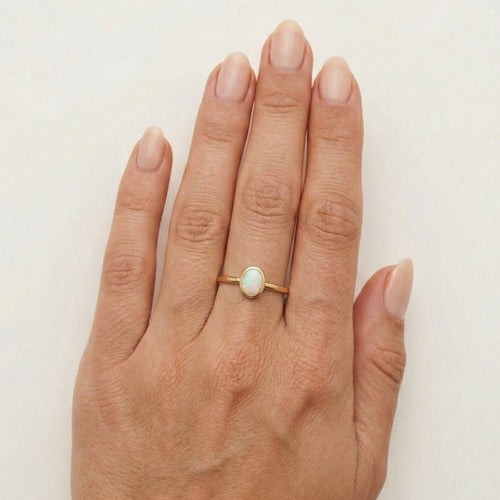 Klassischer Ring mit weißem Opal