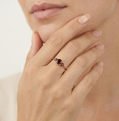 Stylischer Gelbgoldring mit drei Garnets