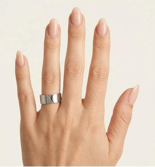 Breiter stilvoller Weißgold-Ehering