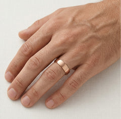 Alliance en or rose à finition polie