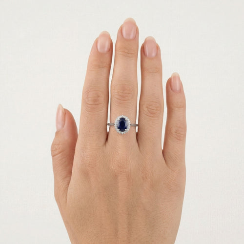 Halo-Ovalschliff-Saphirring aus Sterlingsilber