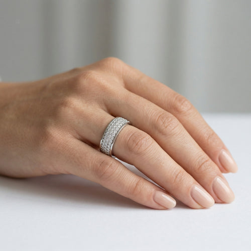 Massiver Weißgoldring mit horizontalem Zirkonia