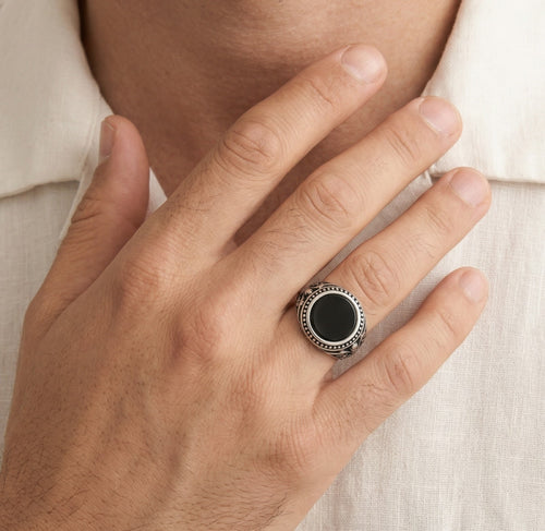 Pánský prsten ze stříbra s onyxem, kulatý rámeček