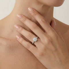 Luxusní zásnubní prsten z bílého zlata se zdobeným čtvercovým designem