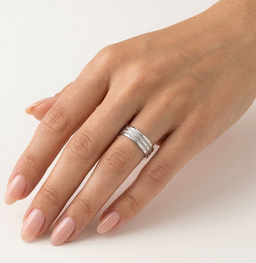 Stylový gravírovaný snubní prsten z bílého zlata