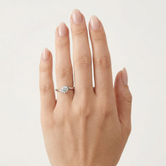 Anillo clásico de plata para mujer con engaste de cuatro garras