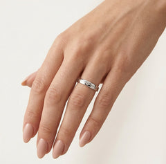 Anillo de boda elegante de oro blanco con grabado único