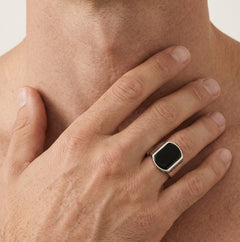 Pánský stříbrný prsten s onyxem a řeckým vzorem