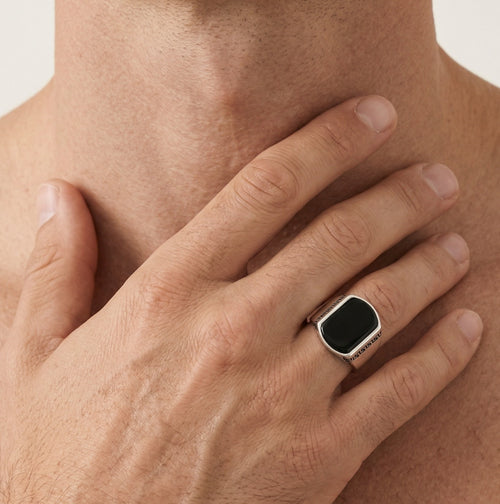 Pánský stříbrný prsten s onyxem a řeckým vzorem