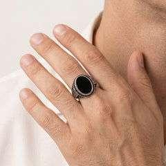 Pánský prsten s oválným onyxem a detailními liniemi