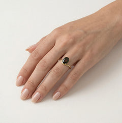 Anillo de oro amarillo con granate talla ovalada