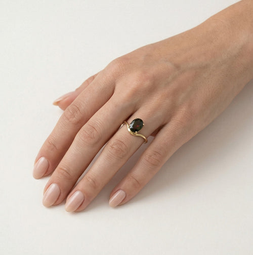 Anillo de oro amarillo con granate talla ovalada