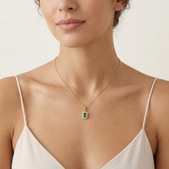 Pendentif rectangulaire en or avec émeraude verte