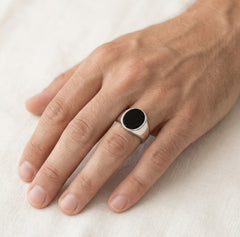 Pánský prsten s kulatým onyxem v leštěném stříbře
