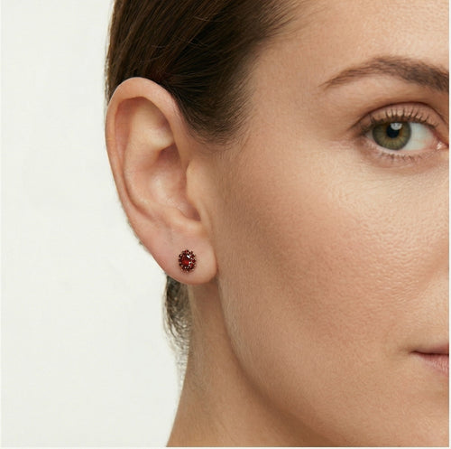 Clous d’oreilles en or avec grenat floral