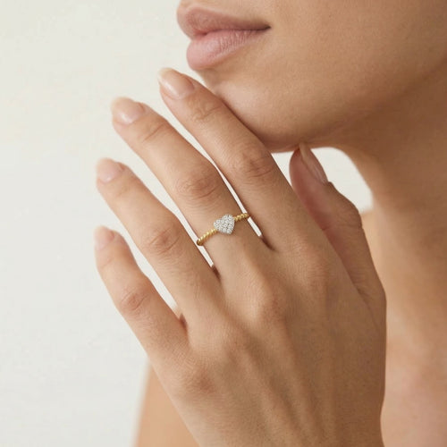 Okouzlující zlatý prsten se srdcem s třpytivými zirkony