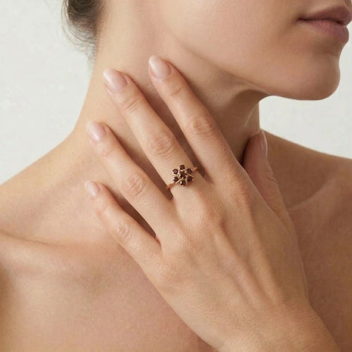 Anillo de oro con granate floral.