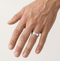 Snubní prsten z bílého zlata s kameny nebo bez nich