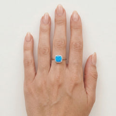 Quadratischer Ring mit königsblauem Opal