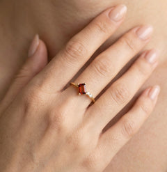 Smaragdschliff-Granat-Ring mit Zirkonia