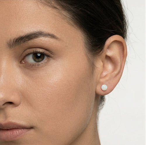 Weißgold-Ohrringe mit weißen Opal-Kugeln