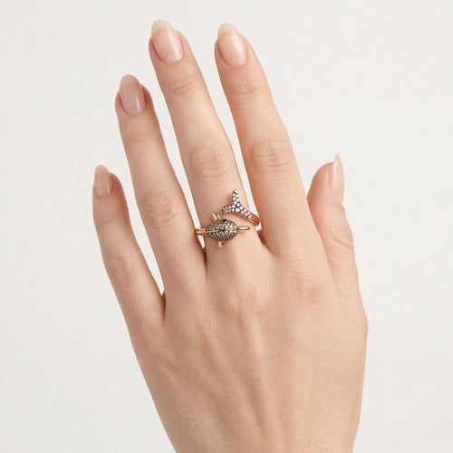 Tříbarevný diamantový prsten s delfínem