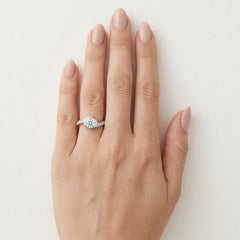 Ring aus Weißgold mit Zirkonia in Zargenfassung und Akzent-Zirkonia