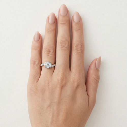 Ring aus Weißgold mit Zirkonia in Zargenfassung und Akzent-Zirkonia