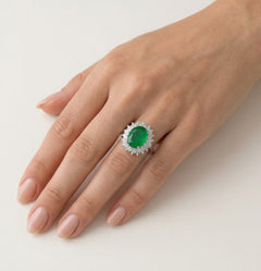 Královský stříbrný prsten s oválným smaragdem