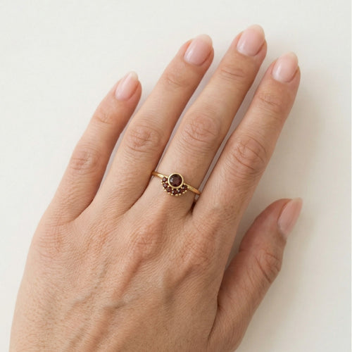 Besonderer Goldring mit Granat-Design