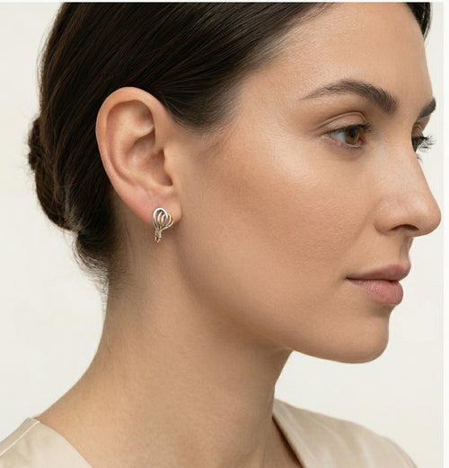 Pendientes de oro con líneas abstractas