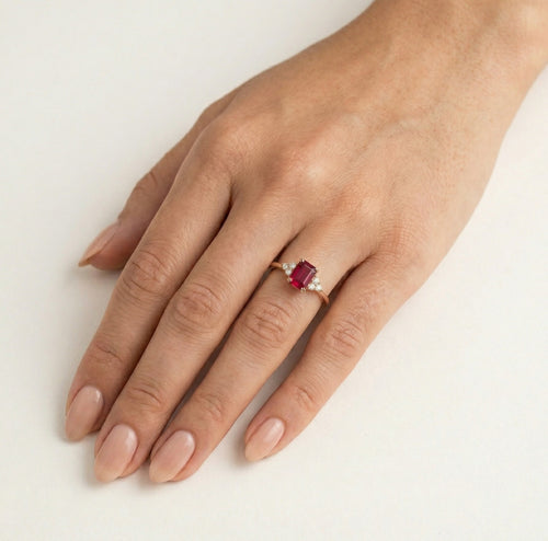 Eleganter Roségoldring mit Diamant und Rubin