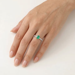 Bague en or blanc avec diamant et émeraude