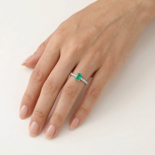 Bague en or blanc avec diamant et émeraude