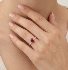 Bague en or blanc avec rubis ovale et diamants.