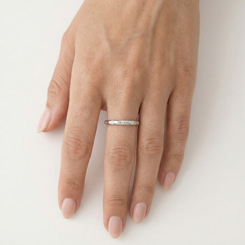 Schlichter Damenring aus Silber mit Zirkonia