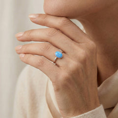 Bague simple en or blanc avec opale bleue