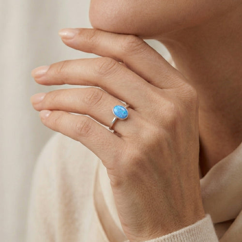 Bague simple en or blanc avec opale bleue