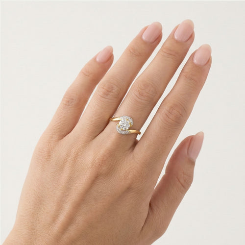 "Verdrehter Goldring mit Zirkonia"