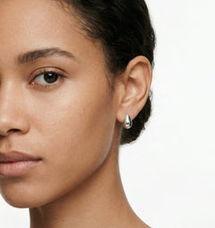 Elegantní stříbrné náušnice ve tvaru slzy