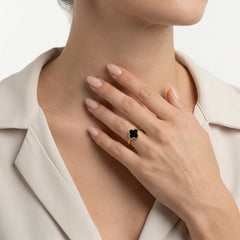 Zlatý prsten s onyxem ve tvaru čtyřlístku