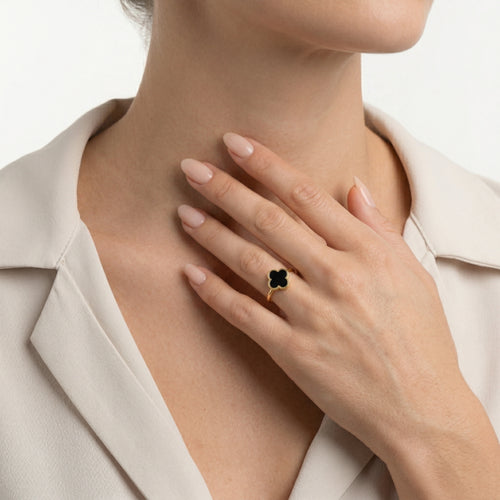 Zlatý prsten s onyxem ve tvaru čtyřlístku