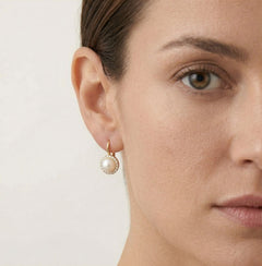 Boucles d'oreilles avec perle et halo.