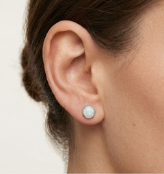 Stříbrné náušnice s bílým opálem