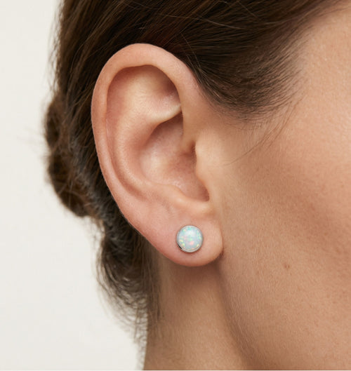 Stříbrné náušnice s bílým opálem