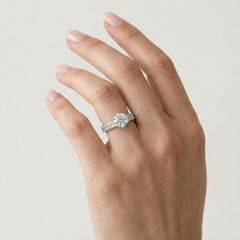 Chic white gold ring