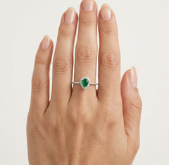 Stříbrný prsten se svatozáří a smaragdem