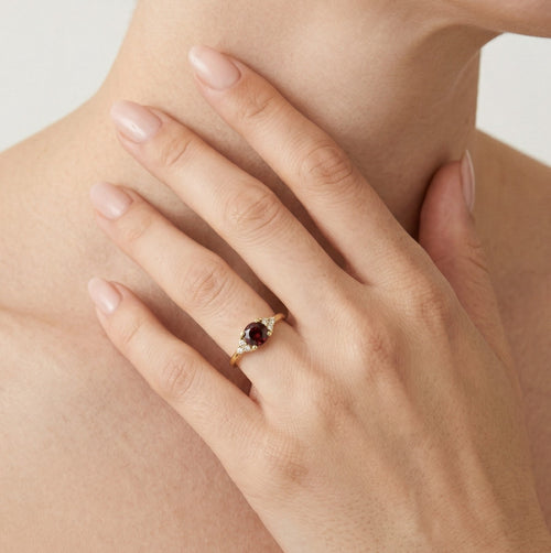 Bague élégante en or avec grenat et zircon cubique