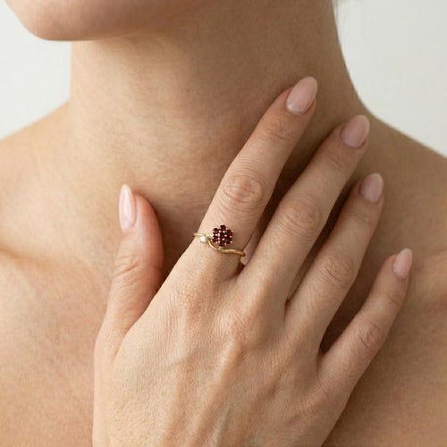 Bague fleur en or jaune avec grenat