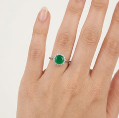 Anillo con halo redondo de jade